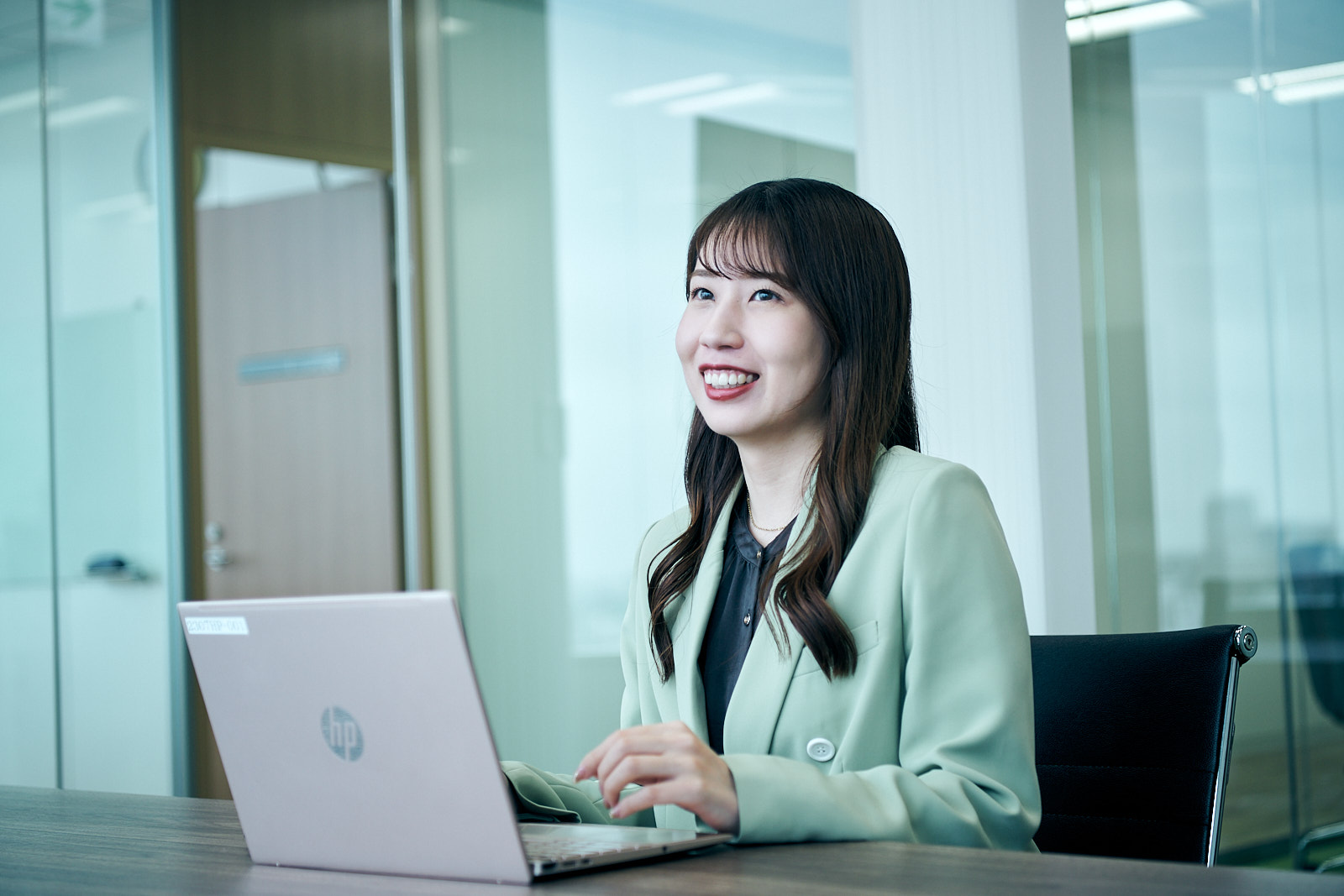 事業の裏側を支える仕事 。サポート職の役割とやりがいとは